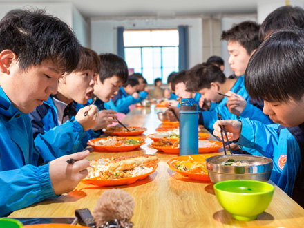 武功学生用餐
