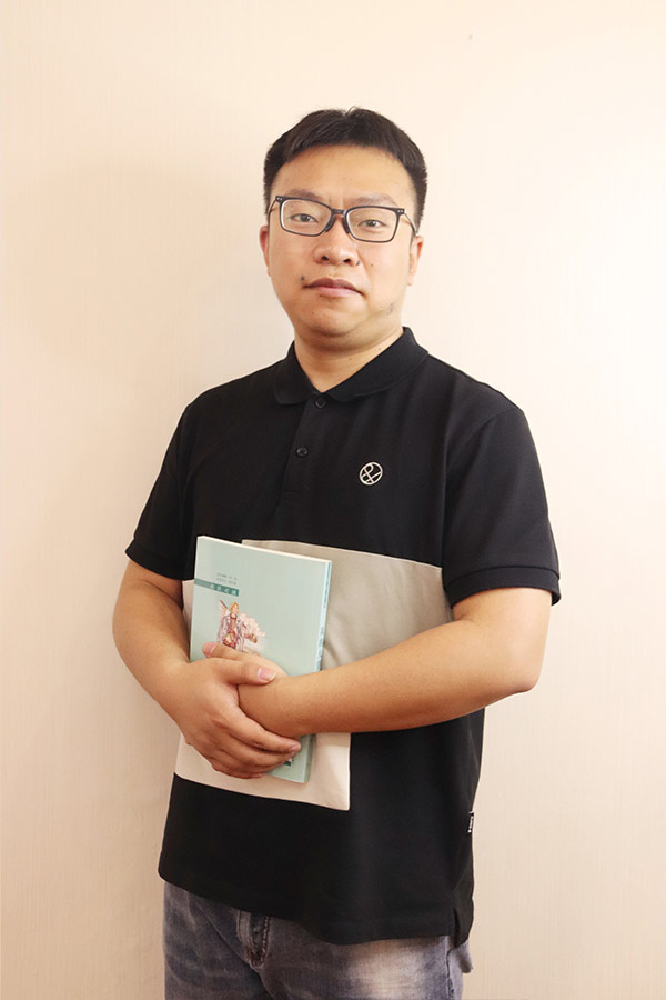 武功杨斌 本科学历，毕业于西安航空学院